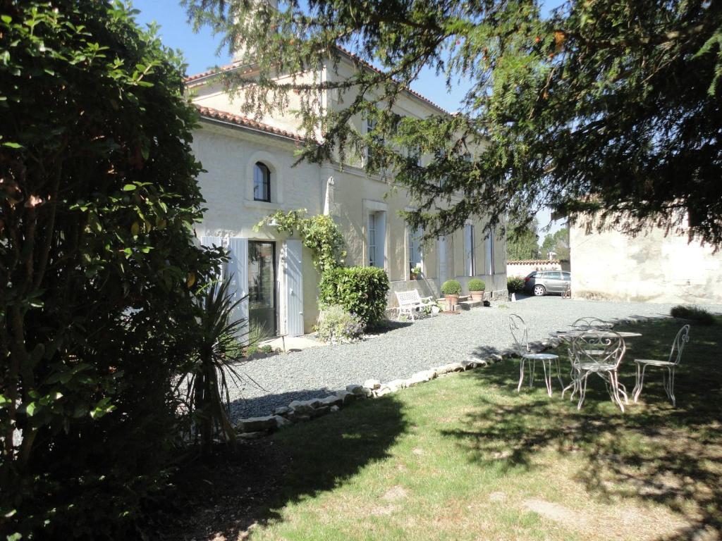 Les 2 Madeleine Bed & Breakfast Saint-Saturnin-du-Bois Exterior photo